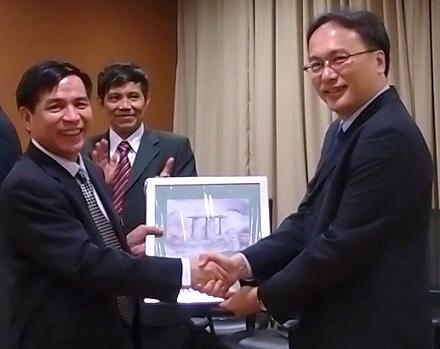 Mr Pang Kin Keong, Permanent Secretary  exchanging gifts with Dr Hoang The Lien, the Vietnamese Standing Deputy Minister of Justice, as Mr Le Van Thu, Deputy Director General of the Legal Department, Ministry of Public Security looks on.