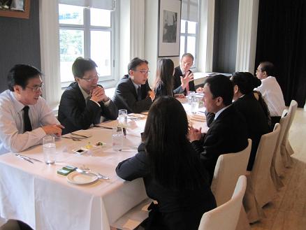 Mr Pang Kin Keong, Permanent Secretary  hosting lunch for the Vietnamese delegation to mark the conclusion of the 2nd Joint Committee Meeting. Various representatives of law firms, arbitral institutions and other legal organisations also attended the lunch.